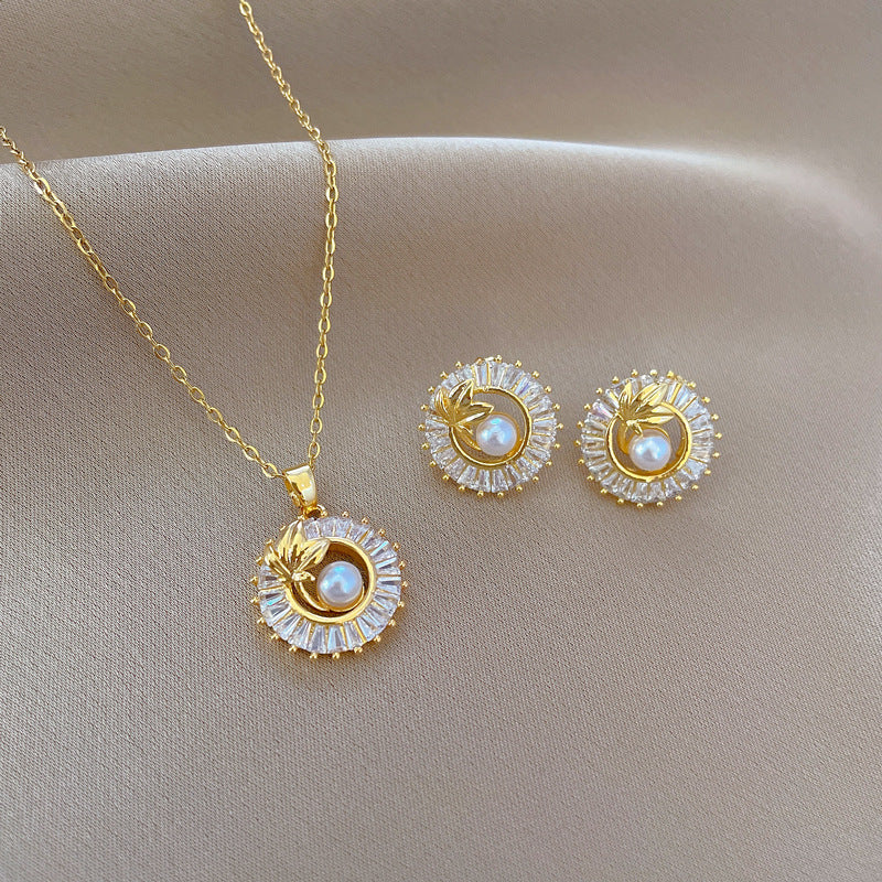 Women's leaf detailed round necklace and earring set