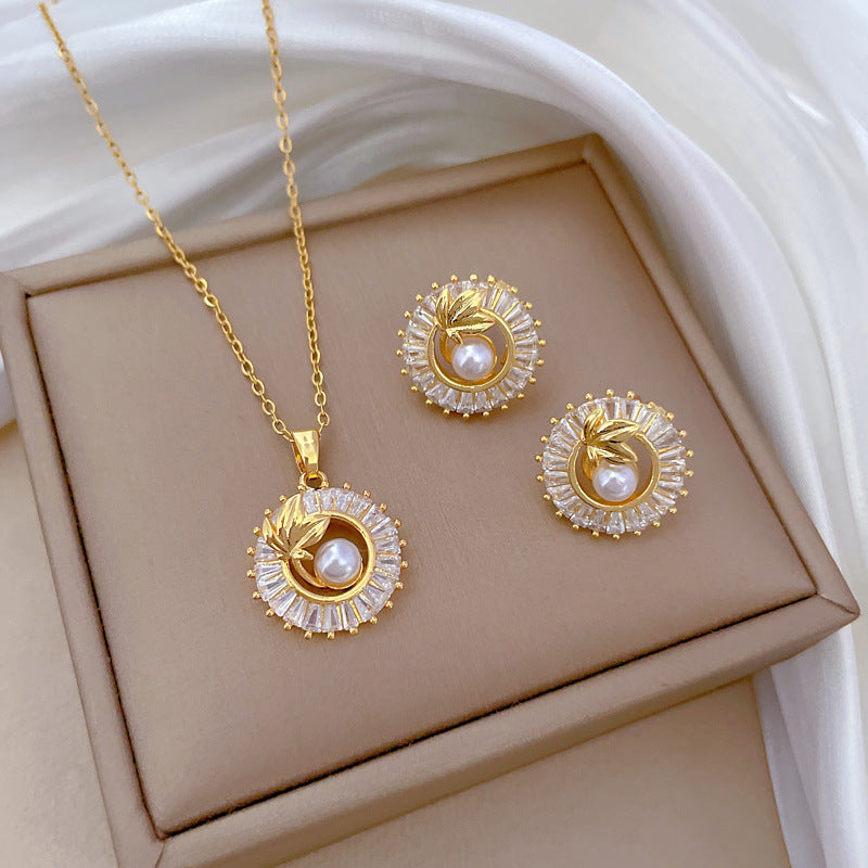 Women's leaf detailed round necklace and earring set