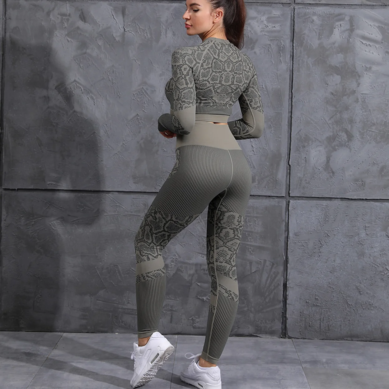 Women's Seamless Snake Printed Yoga Set - Long Sleeve Crop Top & Pants